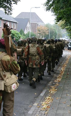 Elegancja i powściągliwość upamiętnienia może być wzorem dla krajowych rekonstrukcji. Hołd to marsz z historycznym ekwipunkiem trasą ze zrzutowisk do mostu na Renie.