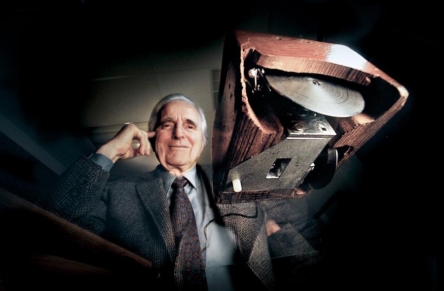 Douglas Engelbart w 1968 r. zaprezentował działające w sieci komputery zaopatrzone w graficzne interfejsy, obsługiwane za pomocą klawiatury i myszy (na pierwszym planie), na których można było pracować wspólnie na odległość.