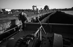 Trzydniowy rejs zaczyna się w tym, co pozostało ze szczecińskiego portu rzecznego. Przy manewrowaniu asystuje Krystian Bednarczyk.