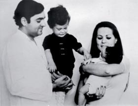 Raijv Gandhi z żoną Sonią oraz dziećmi Rahulem i Priyanką, 1972 r.