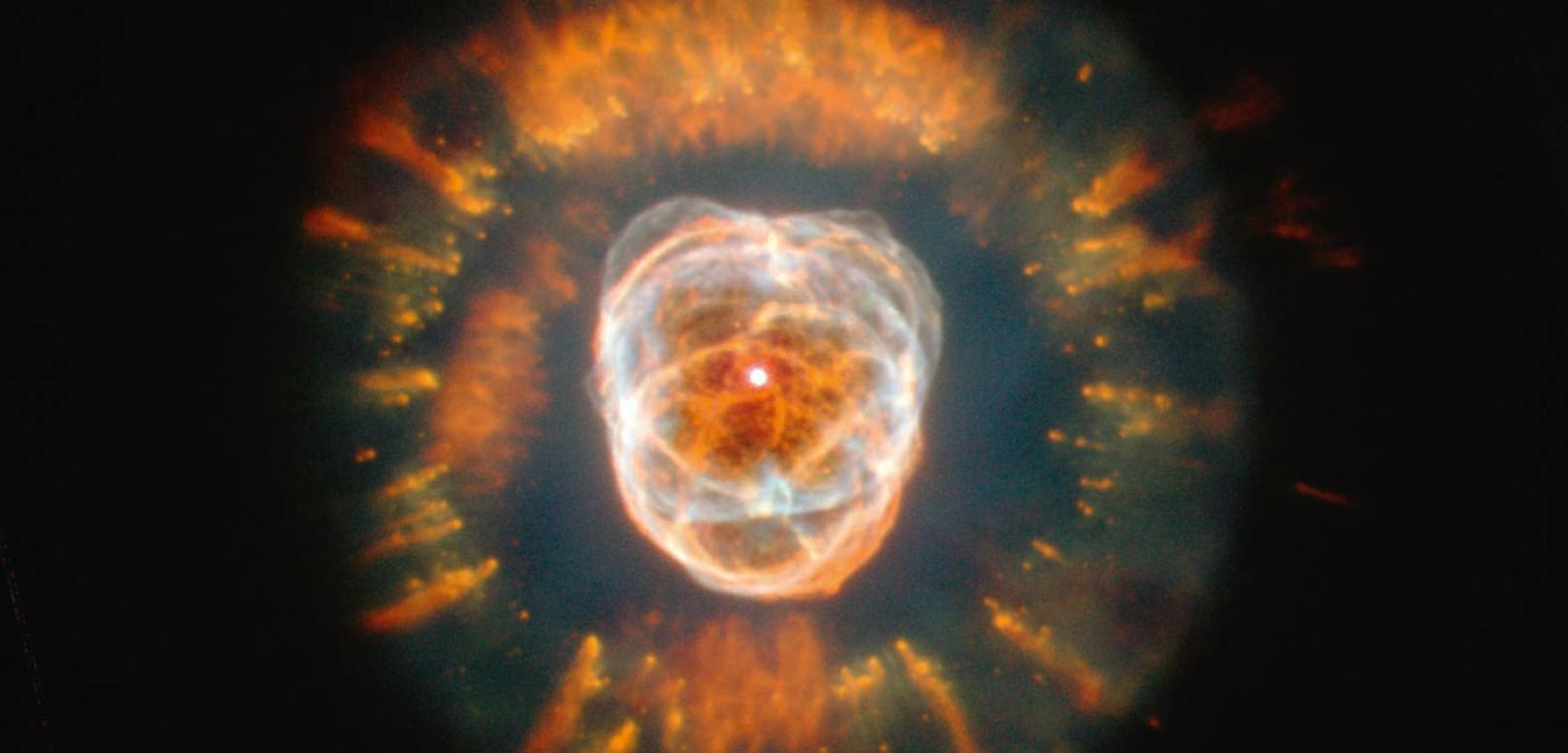 NGC 2392 obserwowana przez Teleskop Kosmiczny Hubble’a.