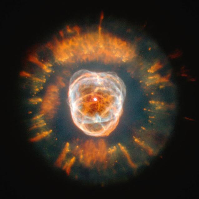 NGC 2392 obserwowana przez Teleskop Kosmiczny Hubble’a.