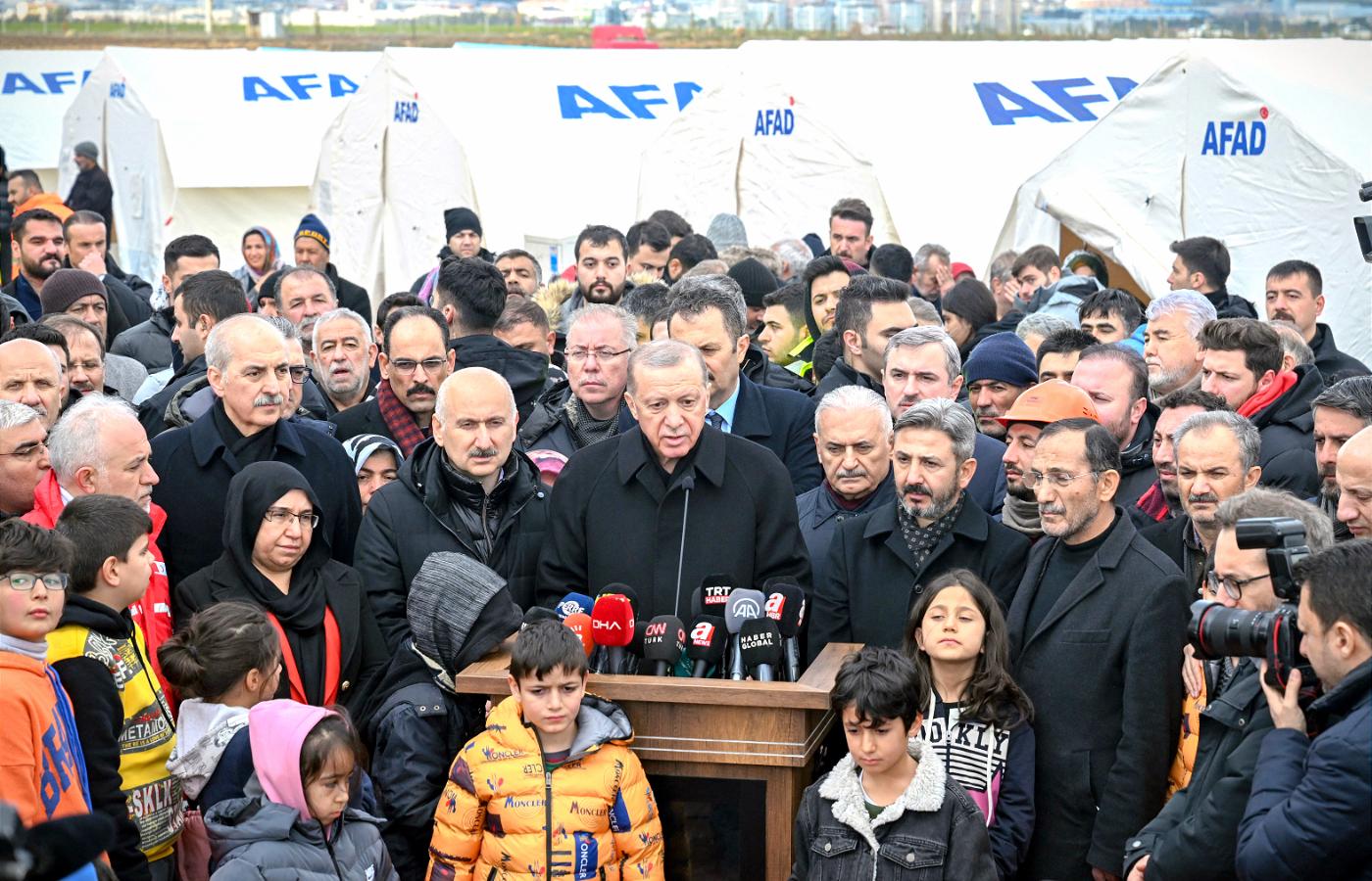 Konferencja prezydenta Turcji Recepa Tayyipa Erdoğana po wizycie w miasteczku namiotowym w dotkniętym trzęsieniem ziemi Adiyaman, 10 lutego 2023 r.