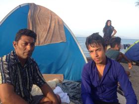 Anwar i Sami Azizowie, ojciec i syn z Kabulu, którzy podróżują z całą 10-osobową rodziną.