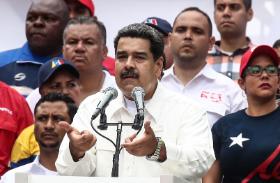 Maduro głosi publicznie, że nie zamierza się poddać ani że nigdzie się nie wybiera.