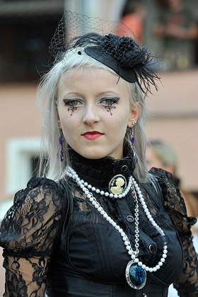 Biżuteria wzorowana na tej z XVIII i XIX wieku...