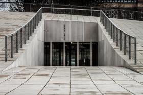 Zamiast wszechobecnej bieli filharmonii wybrał szarość elewacji i czerń wnętrz.