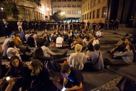 Budynki sejmowe otoczone przez tłum zdeterminowanych ludzi