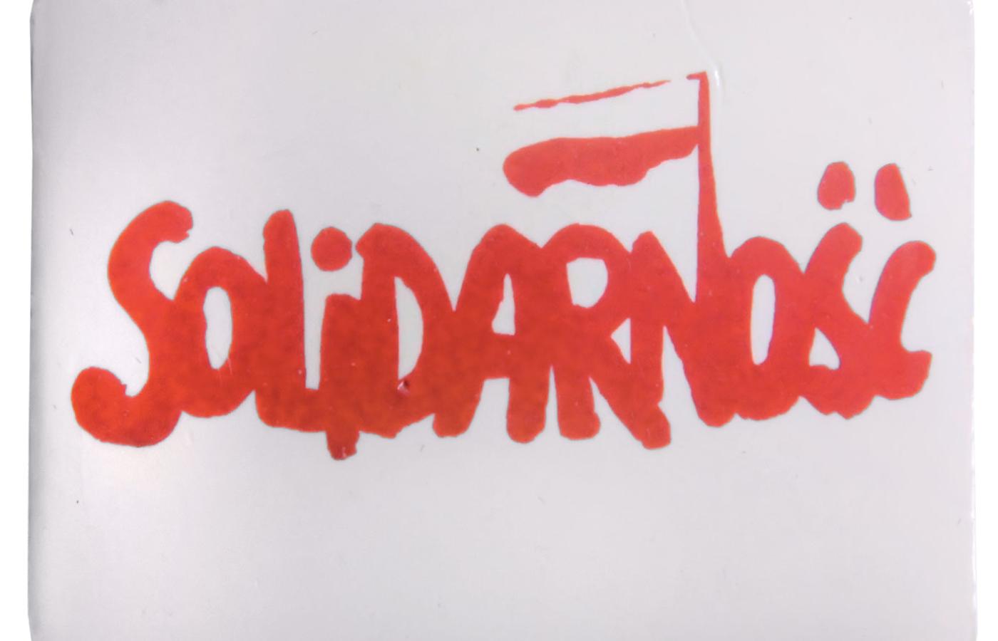 Znaczek z logo Solidarności autorstwa Jerzego Janiszewskiego.