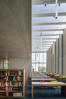 Mocne strony projektu: nawiązanie do architektury głównego gmachu, dbałość o rozwiązania funkcjonalne i o detal architektoniczny.