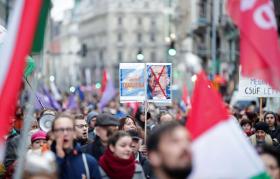 Dziś węgierska opozycja jest mądra po szkodzie. 15 marca, w rocznicę rewolucji 1848 r., wspólnie zorganizowała manifestację i uchwaliła manifest, bardzo progresywny i bardzo nierealny.