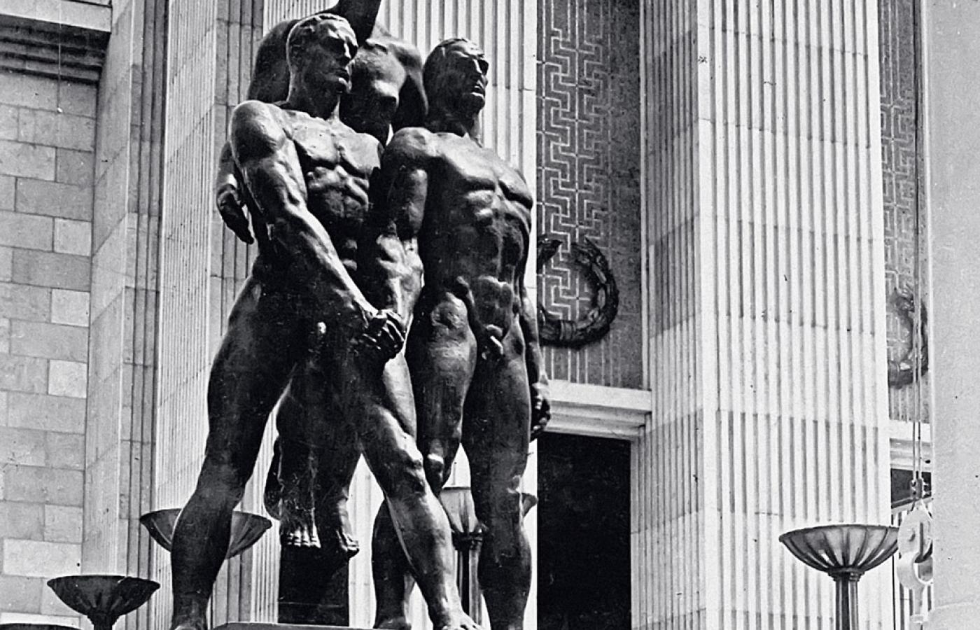 „Koleżeństwo”, rzeźba Josefa Thoraka wystawiona przed pawilonem niemieckim na Wystawie Światowej w Paryżu, 1937 r.