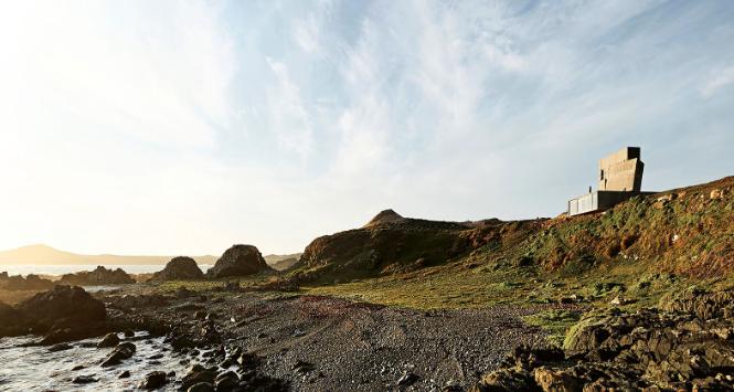 Dom OchoQuebradas powstał na szczycie klifu w Los Vilos w Chile. Rzeźbiarska forma zainspirowana jest surowym krajobrazem. W zamierzeniu architekta to celowo prymitywna samotnia, w której można odciąć się od cywilizacji. Poziomy prostopadłościan mieści część dzienną, otwartą na ocean, pionowy skrywa sypialnie.