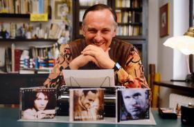 Jacek Cygan – z okładkami płyt z piosenkami swojego autorstwa.