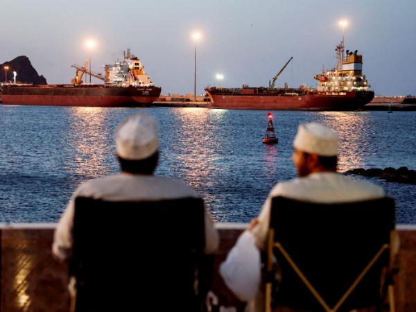 Masowiec Galaxy Globe i tankowiec Luojiashan zakotwiczone w Maskacie, gdy Iran zapowiada zamknięcie Cieśniny Ormuz w związku z konfliktem amerykańsko-izraelskim, 9 marca 2026 r.