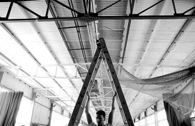 Do rozciągnięcia mięśni i wzmocnienia dłoni można wykorzystać to, co akurat jest pod ręką.