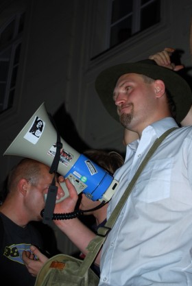 Spiritus movens 'Akcji Krzyż' - poniedziałkowego happeningu przed Pałacem, Dominik Taras. To on zmobilizował użytkowników  Facebooka do wzięcia udziału w akcji.