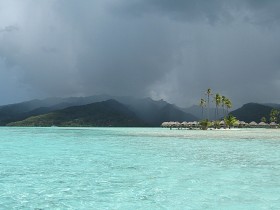 Idzie deszcz. Ale gdy woda ma temperaturę 29 stopni, a powietrze 30 to deszcz  jest miłym urozmaiceniem.