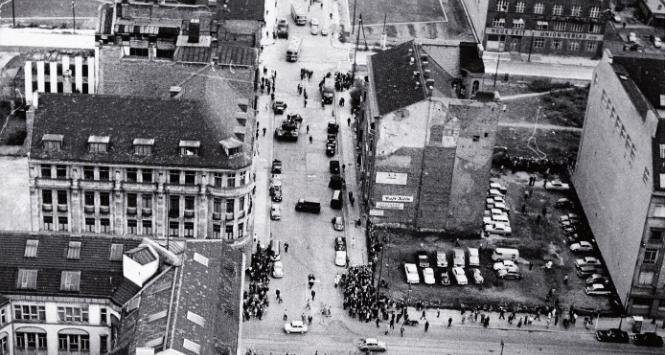 Przejście graniczne na Friedrichstrasse w centrum podzielonego Berlina