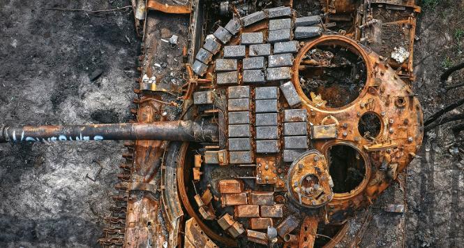 Zniszczony rosyjski czołg znaleziony w lesie pod Kijowem.