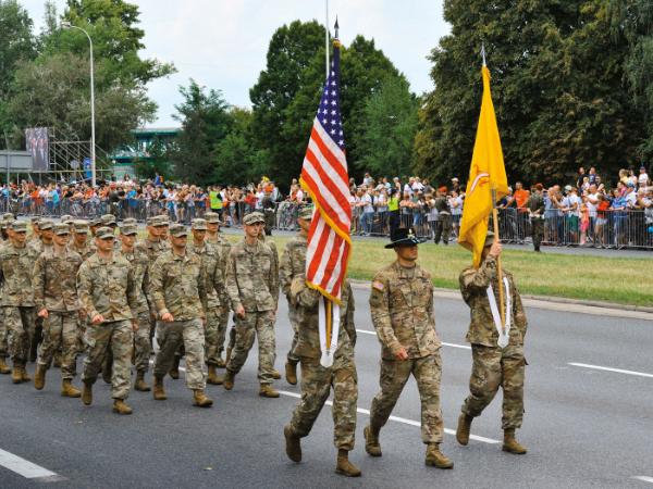Oddział żołnierzy wojski US Army na defiladzie w Warszawie