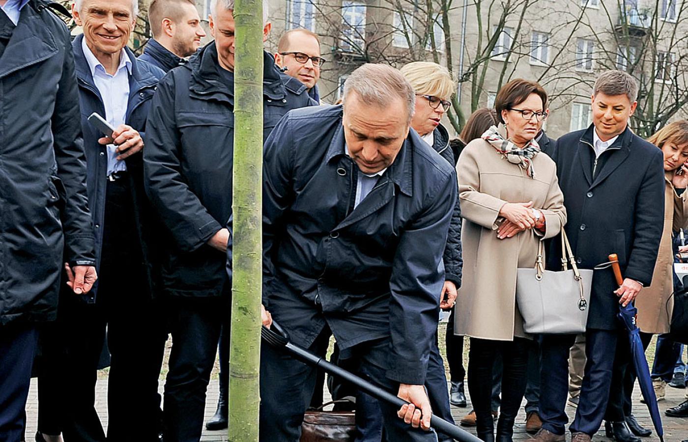 Platforma inauguruje akcję „Cała Polska sadzi drzewa”. Kandydat PO na premiera musi być ostatnio bardzo aktywny.