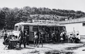 Teofil Bury przeczuwał, że barobus świetnie sprawdzi się w kiepsko przygotowanych do obsługi turystów Bieszczadach. W wakacje 1968 r. po raz pierwszy zaparkował bar w Jabłonkach, obok nieistniejącego już pomnika gen. Karola Świerczewskiego.