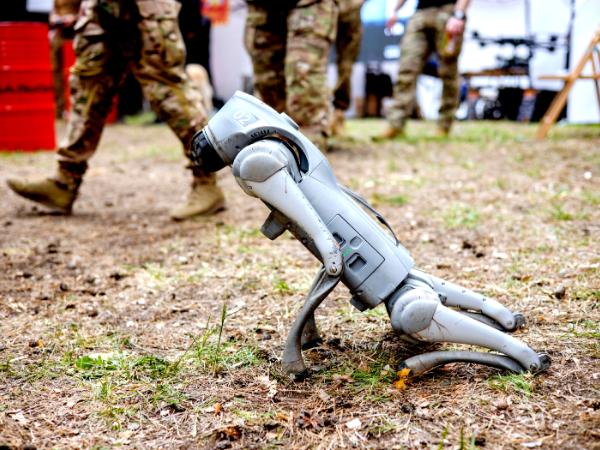 Trening ukraińskich żołnierzy z psem-robotem