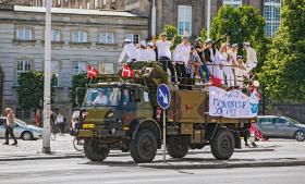 Kopenhaga, dzień wręczenia dyplomów. Dania oferuje darmowe studia, angielski na wielu kierunkach i możliwość dorobienia.