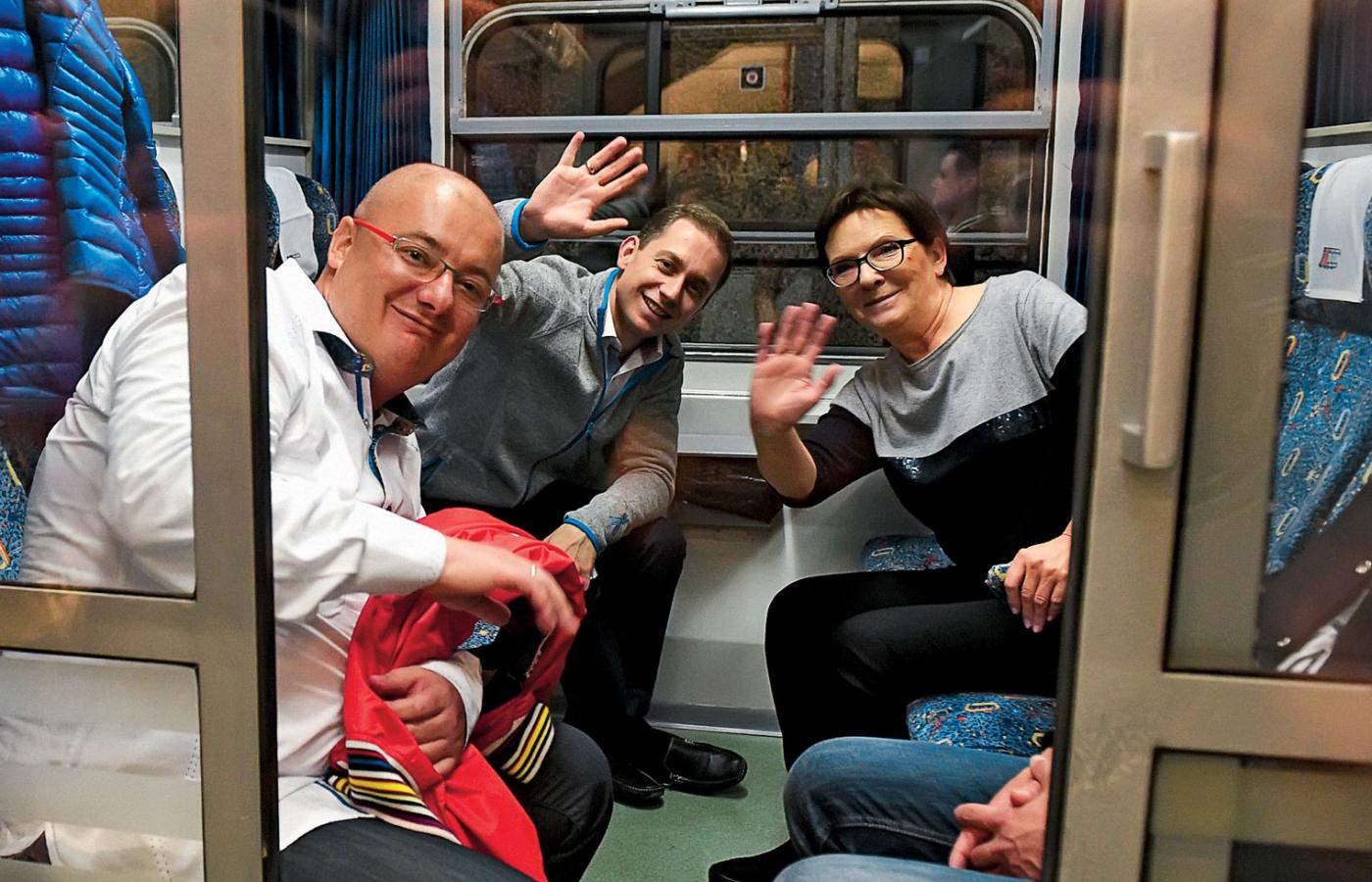 Ewa Kopacz w trakcie kampanii poruszała się pociągiem. Na zdjęciu z Cezarym Tomczykiem, ówczesnym rzecznikiem rządu i Michałem Kamińskim, szefem Centrum Informacyjnego Rządu.