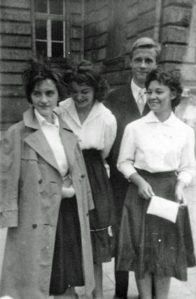 Stefan Niesiołowski, który zdawał maturę na początku lat 60. przyznał niedawno w Gazeta.tv, że maturę z matematyki zdał przy pomocy kolegi, a po egzaminie wypił 'trochę za dużo alkoholu'. Na fot. tuż po wyjściu z matury.