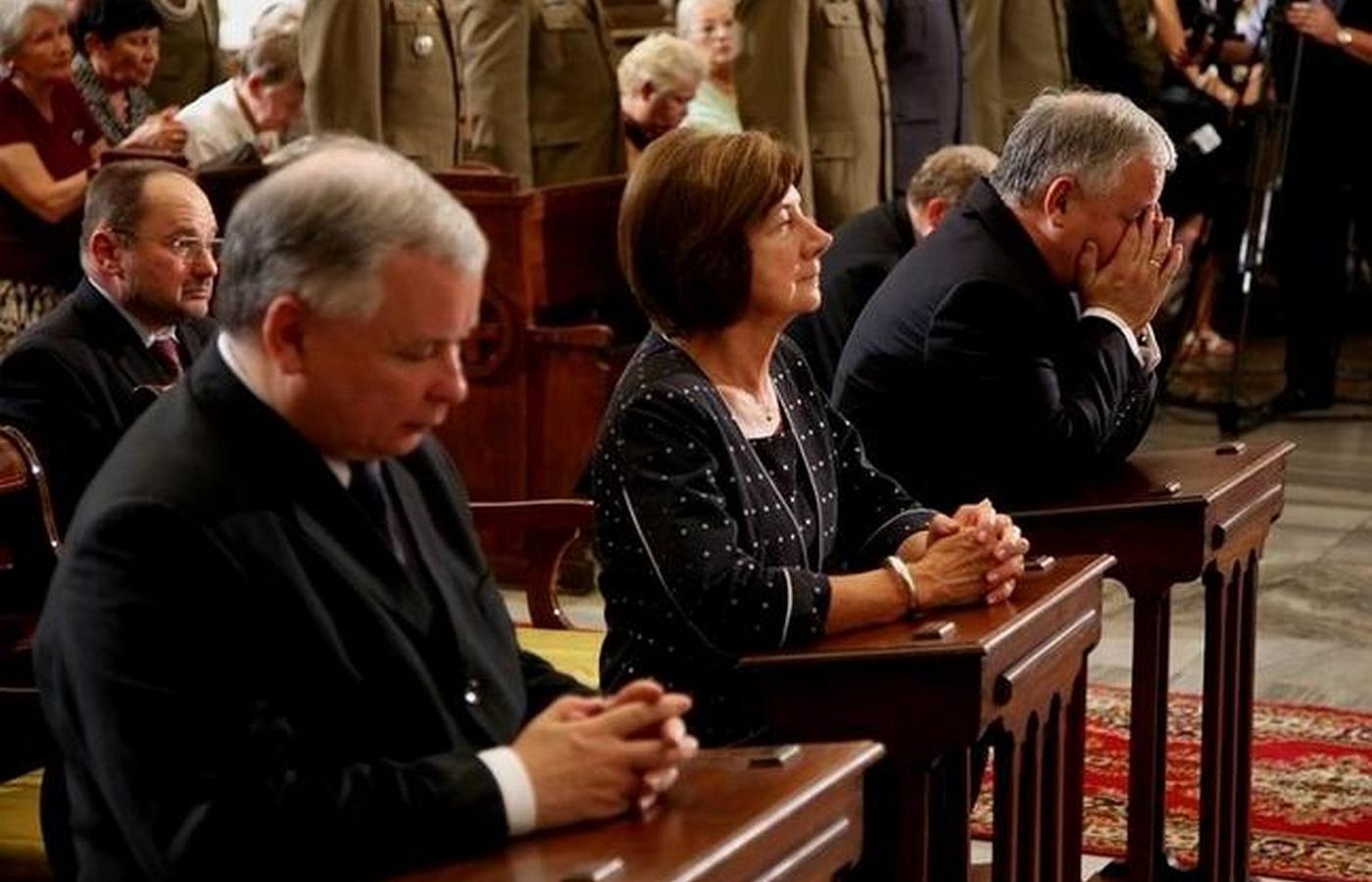 Prezydent Lech Kaczyński z małżonką i Jarosław Kaczyński podczas mszy w Katedrze Polowej. 2007 r.