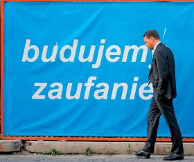 Restauracje i rekonstrukcjeKaruzela rządowych stanowisk kręciła się w tym roku w szalonym tempie. Ruszyła już w styczniu, kiedy premier Ewa Kopacz odwołała swoją rzeczniczkę i dwóch najważniejszych doradców w gabinecie politycznym (okazało się, że doradzali też opozycji). Po pół roku względnego spokoju Kopacz wymieniła ministrów: zdrowia, Skarbu Państwa, sportu oraz koordynatora służb specjalnych, a także marszałka Sejmu Radka Sikorskiego. A wszystko przez kontrowersyjnego biznesmena Zbigniewa Stonogę, który nie niepokojony przez prokuraturę posiadł moc meblowania rządu. Opublikował na swoim Facebooku 20 tomów akt ze śledztwa w sprawie afery taśmowej, w którą sam jest zamieszany. I w konsekwencji ofiary nielegalnych nagrań, które w niewybrednych słowach komentowały kuchnię polityczną, straciły stanowiska. Zmiany na politycznym boisku były rozpaczliwą próbą przejęcia przez Platformę inicjatywy i wywietrzenia woni ośmiorniczek, którą opozycja tak chętnie odurzała wyborców. Jednak jesienią w efekcie wyborów cały rząd PO-PSL został ostatecznie wyproszony, ale dopiero po wyborczej niedzieli PiS ujawniło głównych kucharzy nowego gabinetu, których skrzętnie ukrywano w drugim planie podczas kampanii: Antoniego Macierewicza, Mariusza Kamińskiego i Zbigniewa Ziobrę.