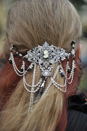 To idealna klamra spinająca tak włosy jednej z gotek, jak i całą galerię gotom poświęconą.