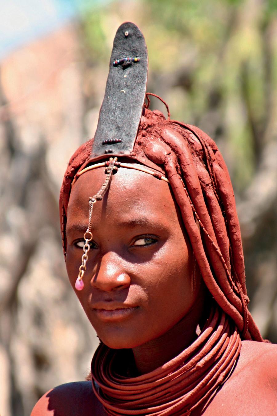 Kobiety z plemienia Himba (Namibia) używają ochry do zdobienia ciała.
