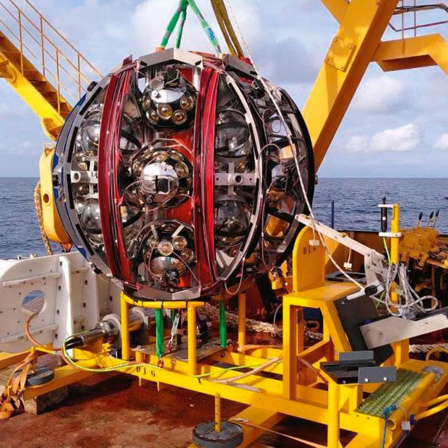 Jeden z detektorów podwodnego teleskopu KM3NeT.