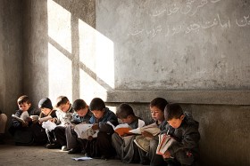 Uczniowie w trakcie lekcji. W Kapisie postawiono budynek szkoły, lecz nie starczyło funduszy na dokończenie budowy...