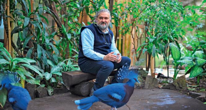 Dr Andrzej Kruszewicz jest lekarzem weterynarii specjalizującym się w leczeniu ptaków, od ponad dekady dyrektorem warszawskiego zoo