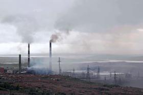 Dymiące kominy huty niklu po rosyjskiej stronie granicy.