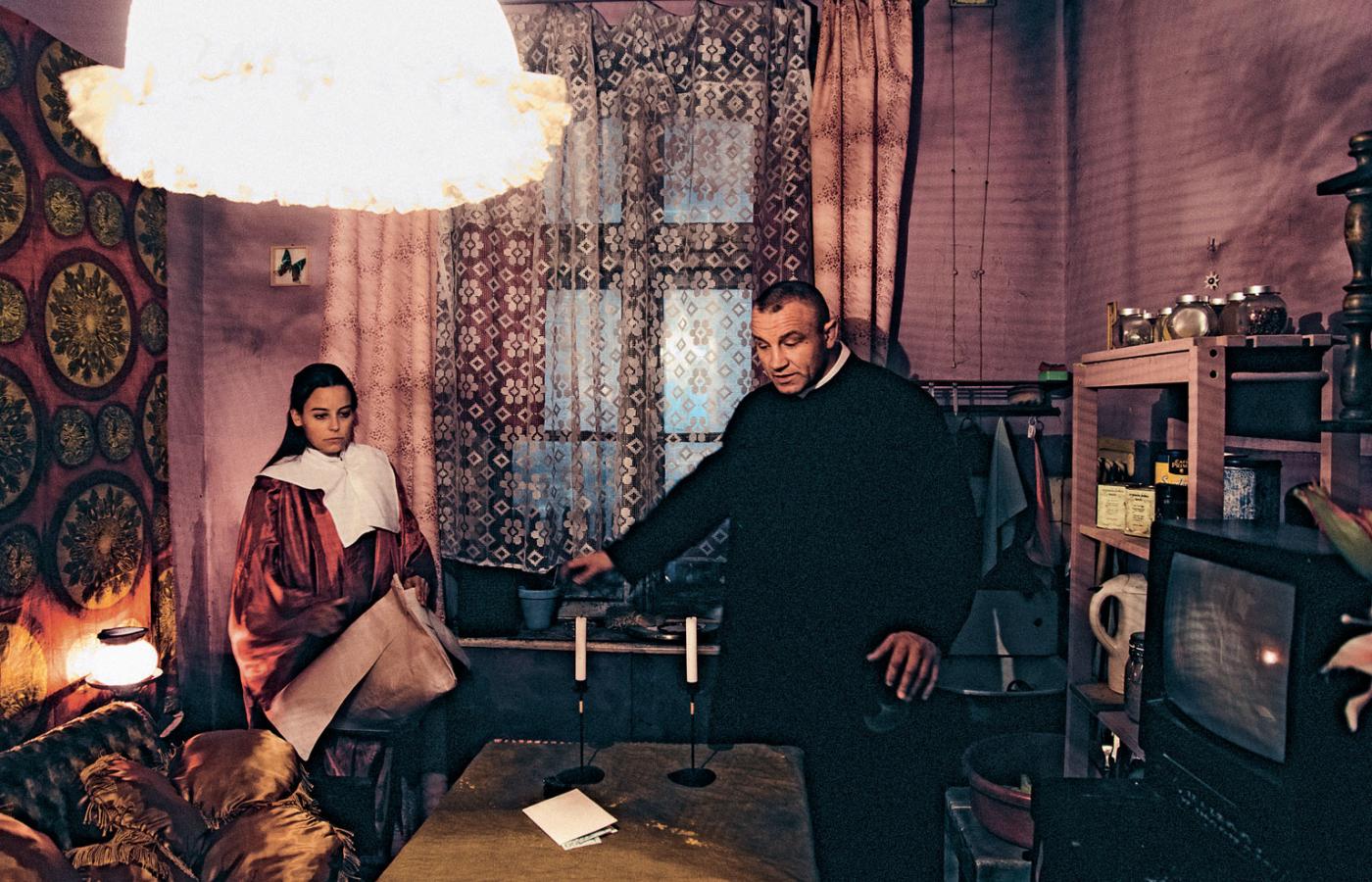 W „Sąsiadach” wyróżnia się epizod z Anną Muchą i Mariuszem Pudzianowskim.