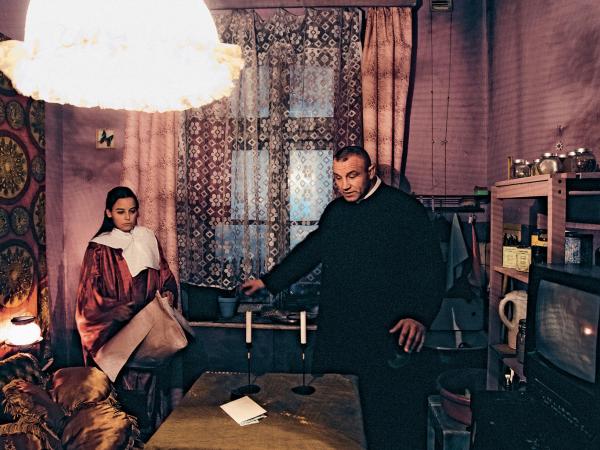 W „Sąsiadach” wyróżnia się epizod z Anną Muchą i Mariuszem Pudzianowskim.