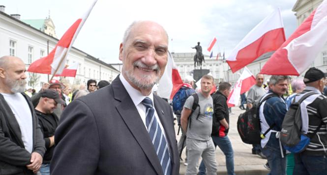 „Macierewicz wyzywa wszystkich od rosyjskich agentów zupełnie bezpodstawnie, choć to jego rosyjskie powiązania są świetnie udokumentowane”.