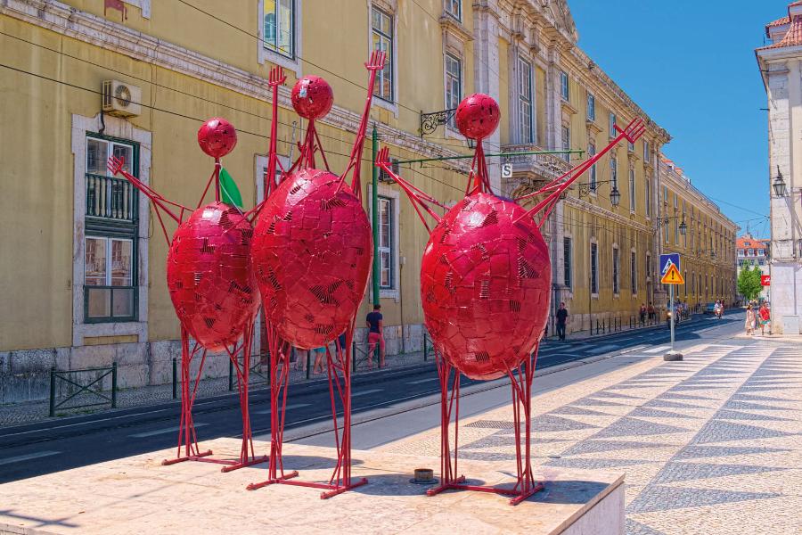 Trzy rzeźby dziwacznych ptaków na placu ratuszowym Lizbony.
