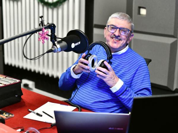 Marek Niedźwiecki poprowadzi audycję „Kieruj się na południe”.