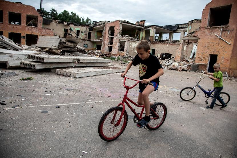 Dzieci w ruinach zbombardowanego Czernihowa