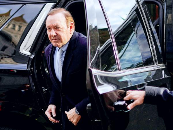 Kevin Spacey przed wejściem do nowojorskiego sądu