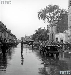 Latem 1944 r. byli gotowi polecieć nad Polskę – „najkrótszą drogą do kraju”. W Warszawie powstanie trwało już drugi miesiąc.