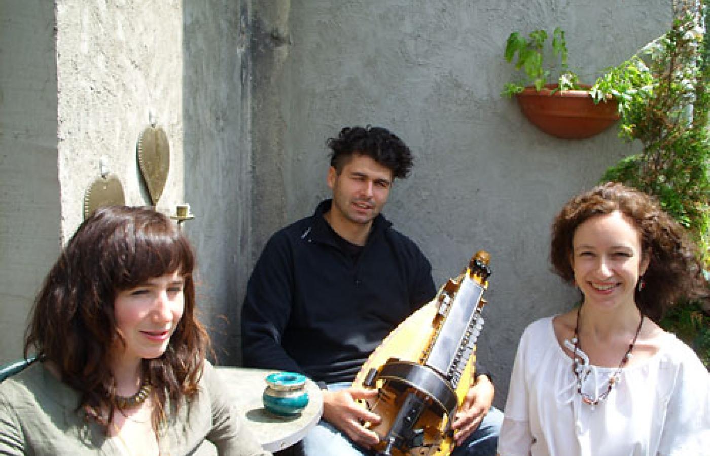 Gawędziarze (od lewej) Beata Frankowska, Maciek Cierliński i Agnieszka Aysen Kaim (fot. Anna Jaskulska).