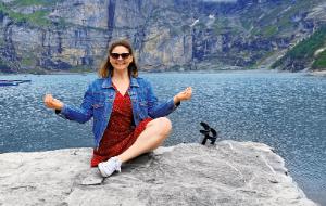 Ewa chodzi po górach i organizuje wyprawy dla kobiet. Startuje w zawodach w trójboju siłowym. Przed laty z powodu nowotworu kości straciła nogę.