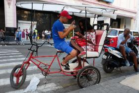 Dzięki wciąż mocno ograniczonemu, ale mimo wszystko coraz powszechniejszemu dostępowi do komórkowego internetu Malecón znów jest oknem. Dla Kuby na świat, dla świata – na Kubę.